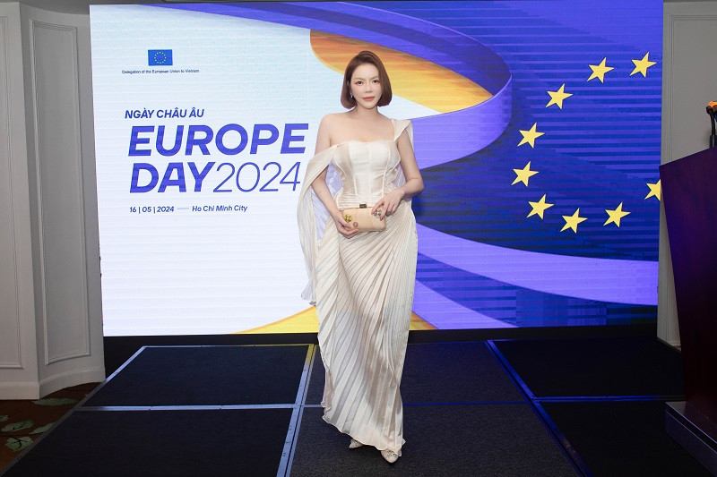 Hiện tại, Lý Nhã Kỳ vẫn chăm chỉ kinh doanh, thỉnh thoảng tham gia một số dự án nghệ thuật. Người đẹp còn có nhiều hoạt động hướng về cộng đồng. Gần đây, cô và diễn viên Việt Anh có chuyến công tác chung, giúp đỡ những hoàn cảnh khó khăn trong cuộc sống.