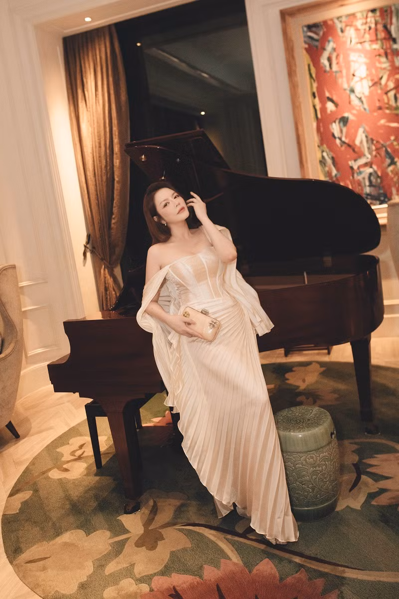 “Có những thứ tôi luôn lựa chọn cho mình giới hạn an toàn rồi một ngày tôi nhận ra mình cần vượt qua giới hạn đó chẳng hạn như cắt tóc”, Lý Nhã Kỳ chia sẻ.