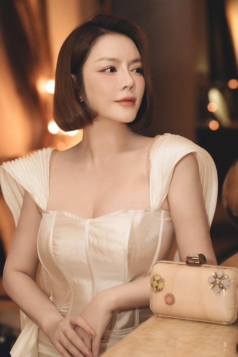 Lý Nhã Kỳ cũng tiết chế phụ kiện trong lần xuất hiện này. Cô chỉ chọn đôi hoa tai tạo điểm nhấn, phối cùng túi xách nhỏ cùng tông màu. Điểm nổi bật ở nữ diễn viên chính là kiểu tóc ngắn, giúp sao phim Gió nghịch mùa trẻ trung, năng động hơn.