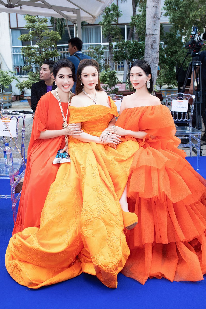 Lý Nhã Kỳ hội ngộ Lệ Quyên ở sự kiện. Trong clip hậu trường, Lý Nhã Kỳ khiến Lệ Quyên "bối rối" khi mời đám cưới trước một năm. Bên cạnh đó, sao phim "Gió nghịch mùa" cũng mong muốn Lệ Quyên trình diễn trong ngày trọng đại của mình và hứa sẽ đền hợp đồng trăm tỷ nếu thất hứa. Sau khi bị Lệ Quyên "bắt bài", Lý Nhã Kỳ ngại ngùng thừa nhận dù rất muốn lập gia đình nhưng cô vẫn chưa tìm được chú rể.