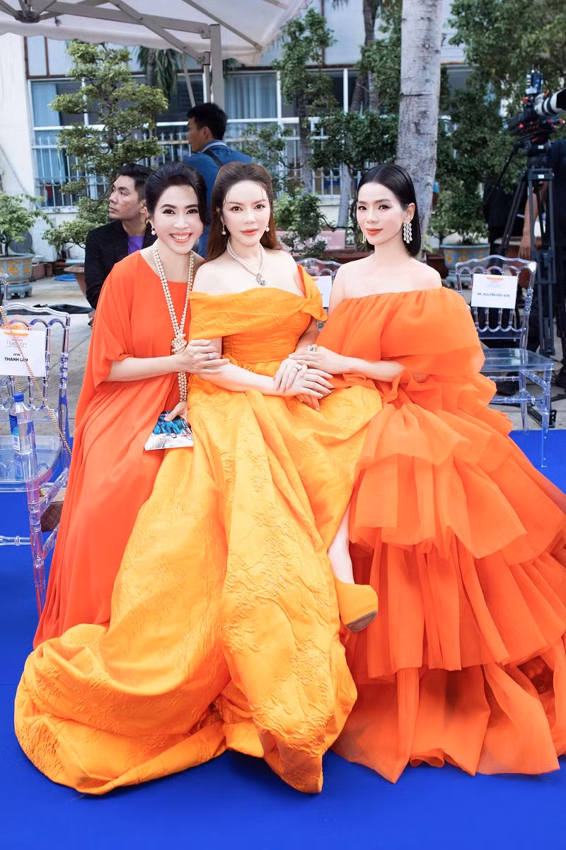 Lý Nhã Kỳ hội ngộ Lệ Quyên ở sự kiện. Trong clip hậu trường, Lý Nhã Kỳ khiến Lệ Quyên "bối rối" khi mời đám cưới trước một năm. Bên cạnh đó, sao phim "Gió nghịch mùa" cũng mong muốn Lệ Quyên trình diễn trong ngày trọng đại của mình và hứa sẽ đền hợp đồng trăm tỷ nếu thất hứa. Sau khi bị Lệ Quyên "bắt bài", Lý Nhã Kỳ ngại ngùng thừa nhận dù rất muốn lập gia đình nhưng cô vẫn chưa tìm được chú rể.