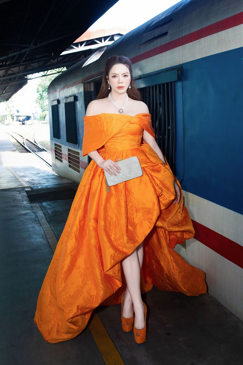 Tại sự kiện, Lý Nhã Kỳ tranh thủ tạo dáng chụp ảnh bên cạnh đường tàu cũng như khu vực bên trong các toa tàu lửa.