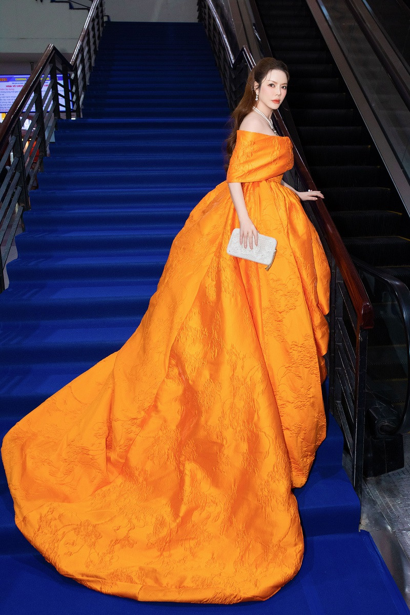 Phần tùng váy được thiết kế theo xu hướng "bubble hem"- một trong những xu hướng đang quay trở lại vào năm 2024 để làm tăng thêm vẻ đẹp bay bổng bồng bềnh của phái đẹp.