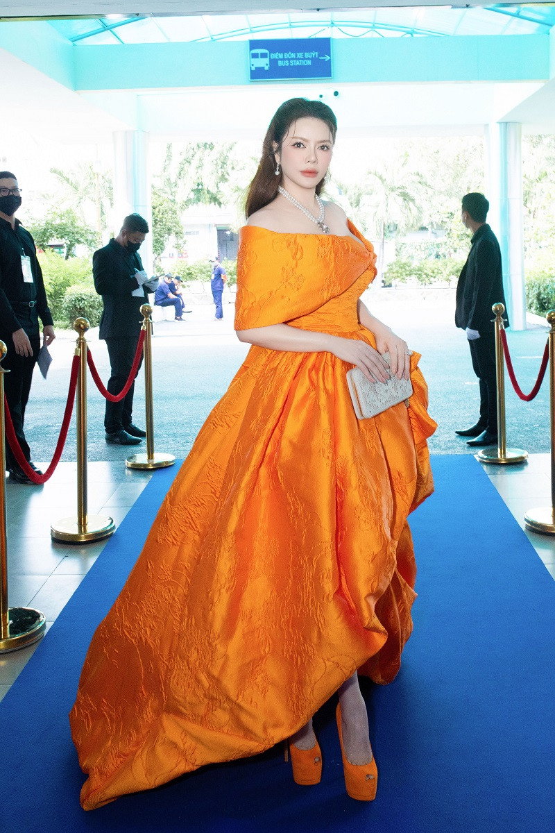 Chi tiết này không chỉ giúp Lý Nhã Kỳ khoe được làn da trắng mà còn tôn lên vóc dáng quyến rũ của cô.