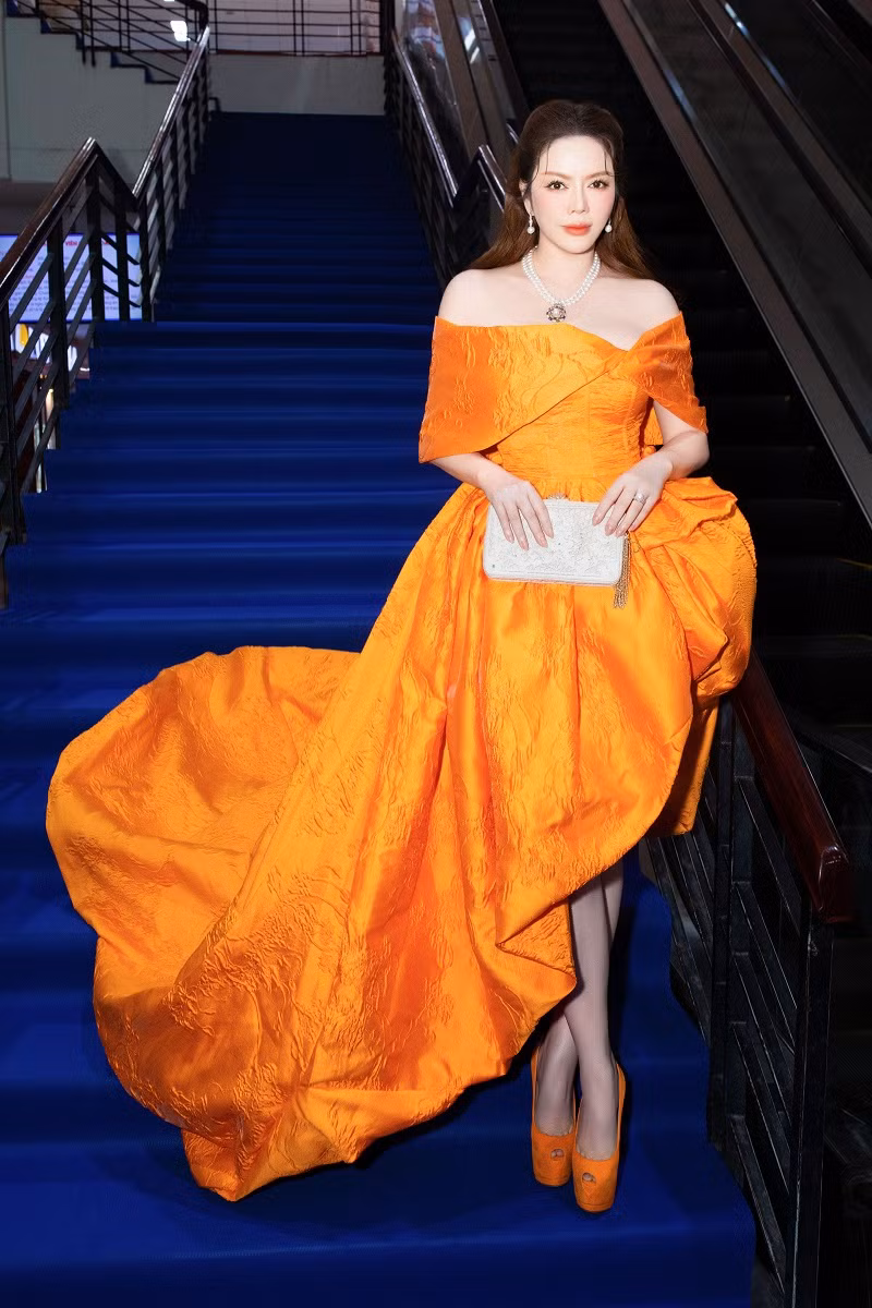 Với sự đầu tư chỉn chu, Lý Nhã Kỳ được xem là hình mẫu cho phong cách thời trang sang trọng, quý phái.