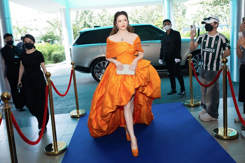 Để trở nên khác biệt và nổi bật, nữ diễn viên "Gió nghịch mùa" lựa chọn một mẫu thiết kế bồng bềnh với điểm nhấn phần thân dưới xẻ cao còn phần thân trên trễ vai. Cô chọn đôi giày cùng tông màu với trang phục.