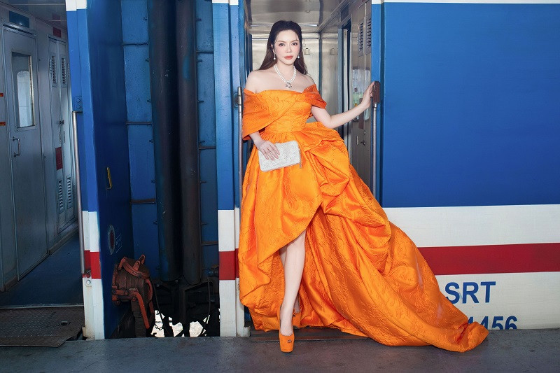 Lý Nhã Kỳ được nhận xét sở hữu vẻ ngoài trẻ trung. Cộng với tính cách hài hước, hoạt bát nên người đẹp luôn nhận được nhiều sự yêu mến từ đồng nghiệp và khán giả.