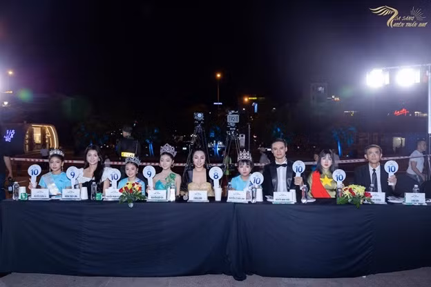 Chan dung tan Quan quan Toa sang thien than nhi mua 5