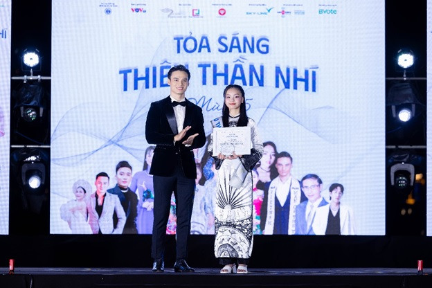 Chan dung tan Quan quan Toa sang thien than nhi mua 5-Hinh-4