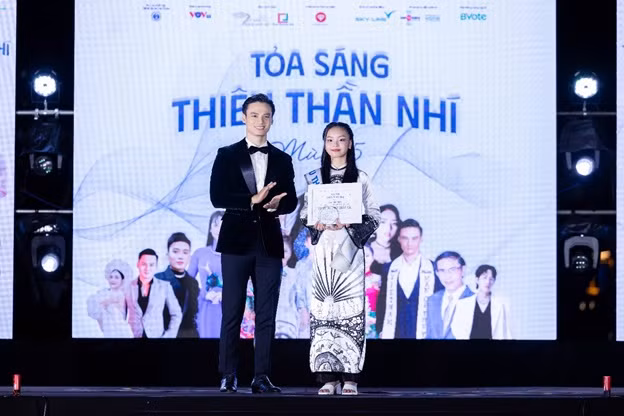 Chan dung tan Quan quan Toa sang thien than nhi mua 5-Hinh-4