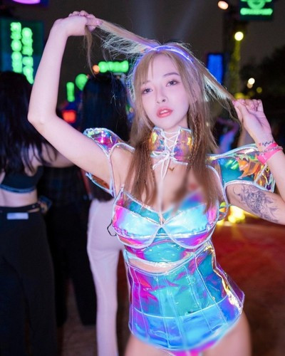 Có thể thấy được hướng phát triển chính của cô nàng chính là gợi cảm, hở hang.