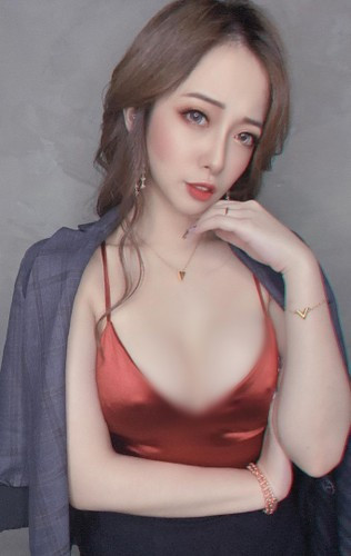 Tuy nhiên, lần diện đồ công sở gợi cảm này, Lam Tâm Ngữ bị đánh giá là kém duyên.