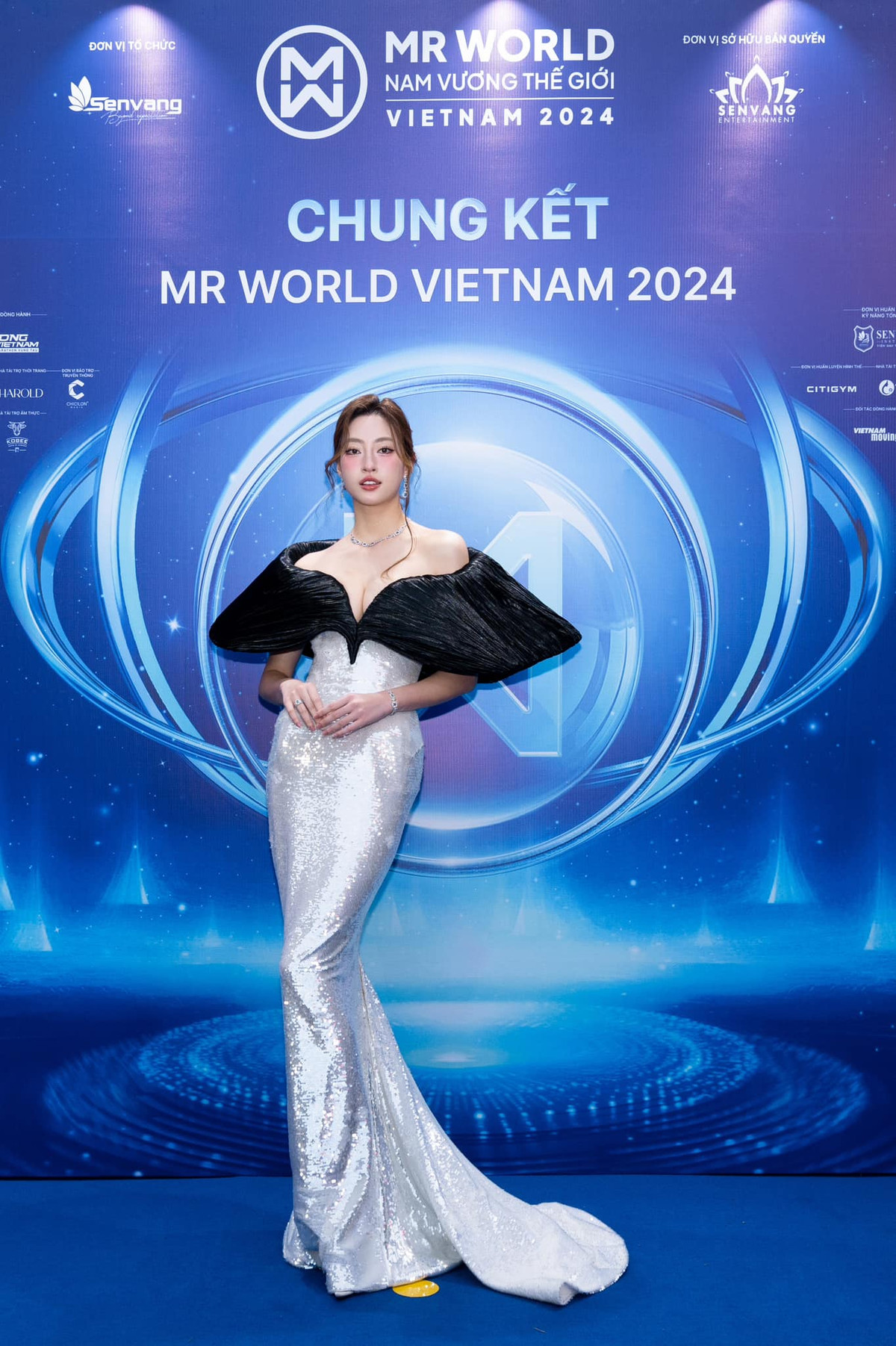 Hoa hậu Lương Thùy Linh hút mắt không kém với chiếc đầm ôm sát, để lộ bờ vai trần.