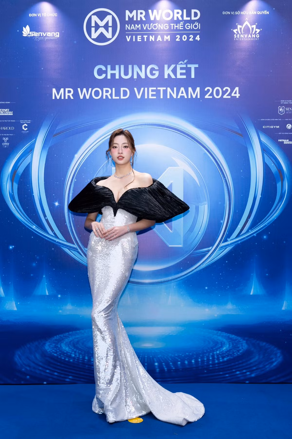 Hoa hậu Lương Thùy Linh hút mắt không kém với chiếc đầm ôm sát, để lộ bờ vai trần.