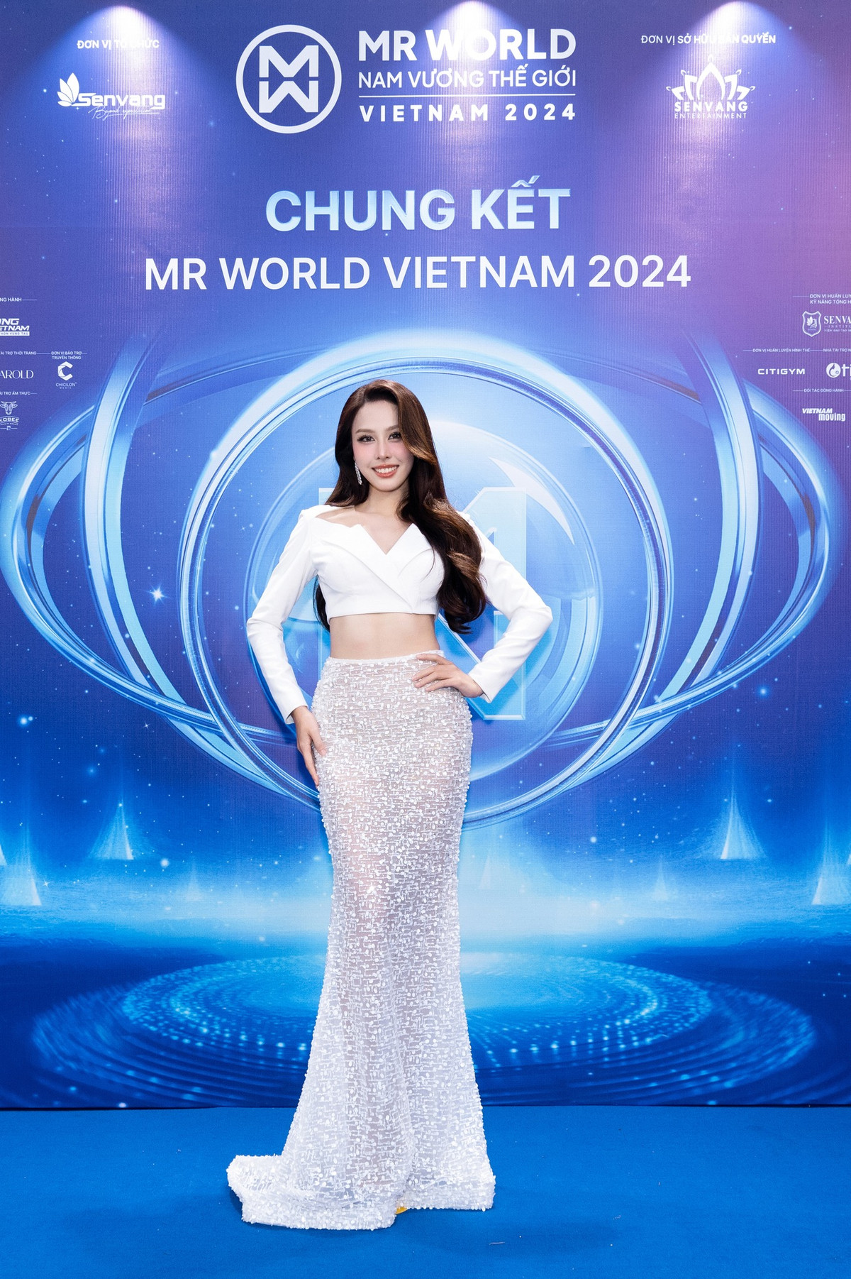 Ca sĩ HERA Ngọc Hằng tại thảm đỏ chung kết Mr World Vietnam 2024. Cô cũng là ca sĩ khách mời trong đêm thi.
