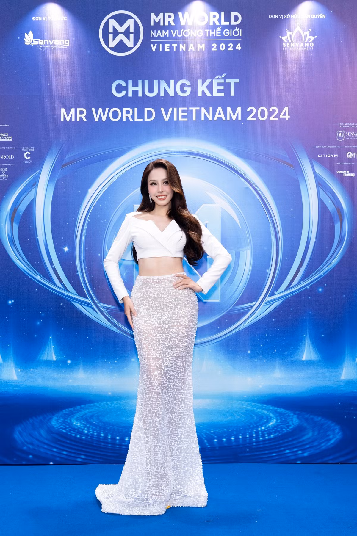 Ca sĩ HERA Ngọc Hằng tại thảm đỏ chung kết Mr World Vietnam 2024. Cô cũng là ca sĩ khách mời trong đêm thi.