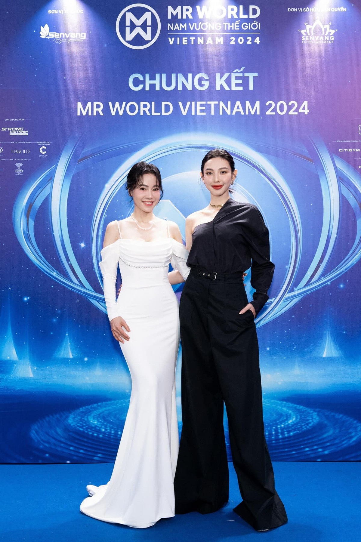 "Bà trùm hoa hậu" Phạm Kim Dung chụp ảnh cùng Hoa hậu Thùy Tiên trên thảm đỏ chung kết Mr World Vietnam 2024.
