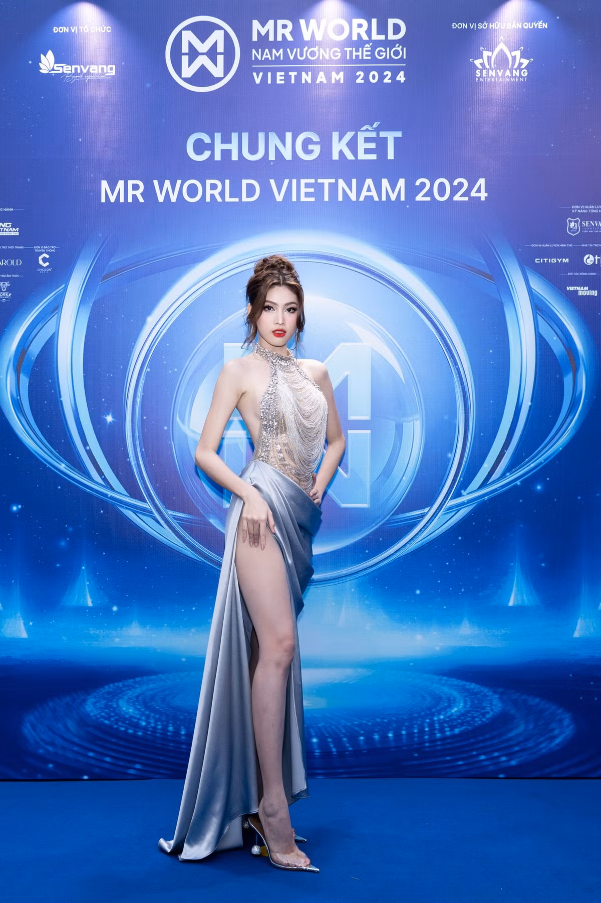 Á hậu Ngọc Thảo tỏa sáng trên thảm đỏ cùng thiết kế hở lưng trần, khoe cặp chân thon.