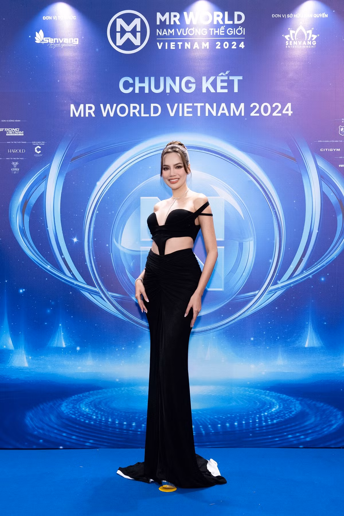 Hoa hậu Lê Hoàng Phương mặc đầm cắt xẻ táo bạo.