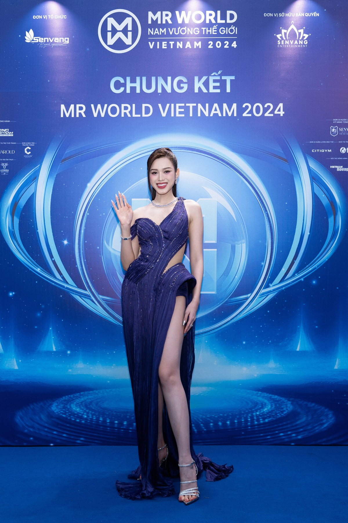 Xuất hiện trên thảm đỏ chung kết Mr World Vietnam 2024, Hoa hậu Đỗ Thị Hà chọn thiết kế gợi cảm, khoe khéo đôi chân dài nuột nà.