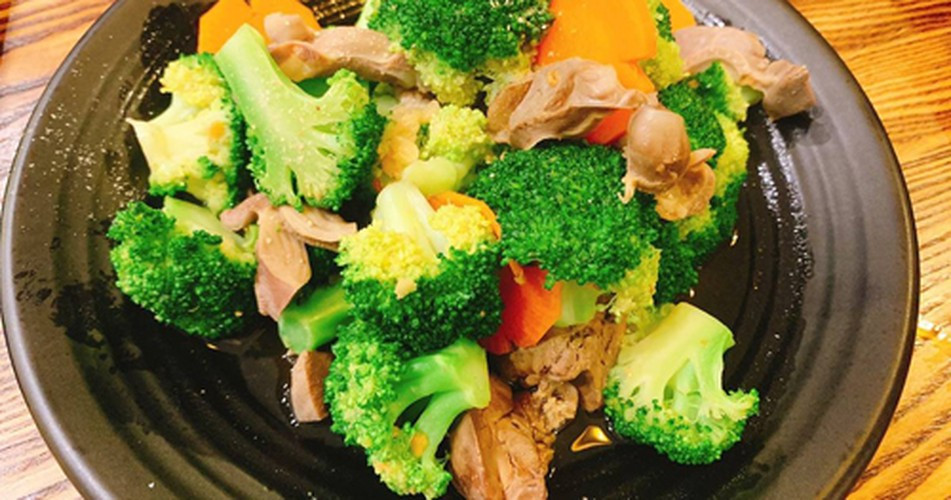 Hầu hết các trường hợp, thực phẩm giàu chất xơ có lợi cho hệ tiêu hóa. Vậy nhưng với ngộ độc thực phẩm, bệnh nhân nên tạm thời hạn chế. Thực phẩm giàu chất xơ như bánh mì nguyên hạt, gạo lứt, bông cải xanh, đậu... có thể khó tiêu hóa, khiến các triệu chứng trầm trọng hơn. Trong khi đó, đồ ăn cay có thể gây kích ứng dạ dày.