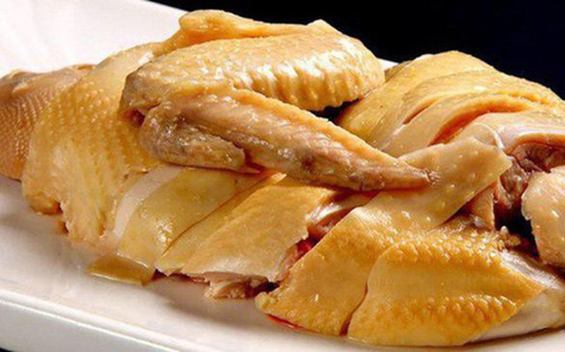 Hồi phục hơn sau đợt ngộ độc, bệnh nhân nên ưu tiên thức ăn dễ tiêu hóa như các món nhạt, ít chất béo, ít chất xơ như gà luộc không da, khoai tây luộc, yến mạch... Những thực phẩm này được đánh giá cao bởi vị nhạt, giàu tinh bột, hàm lượng dinh dưỡng dồi dào.