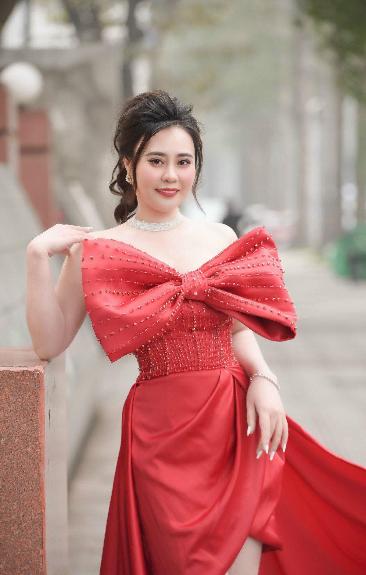 Hoa hau Phan Kim Oanh khoe qua “khung” tu Dubai dip 8/3