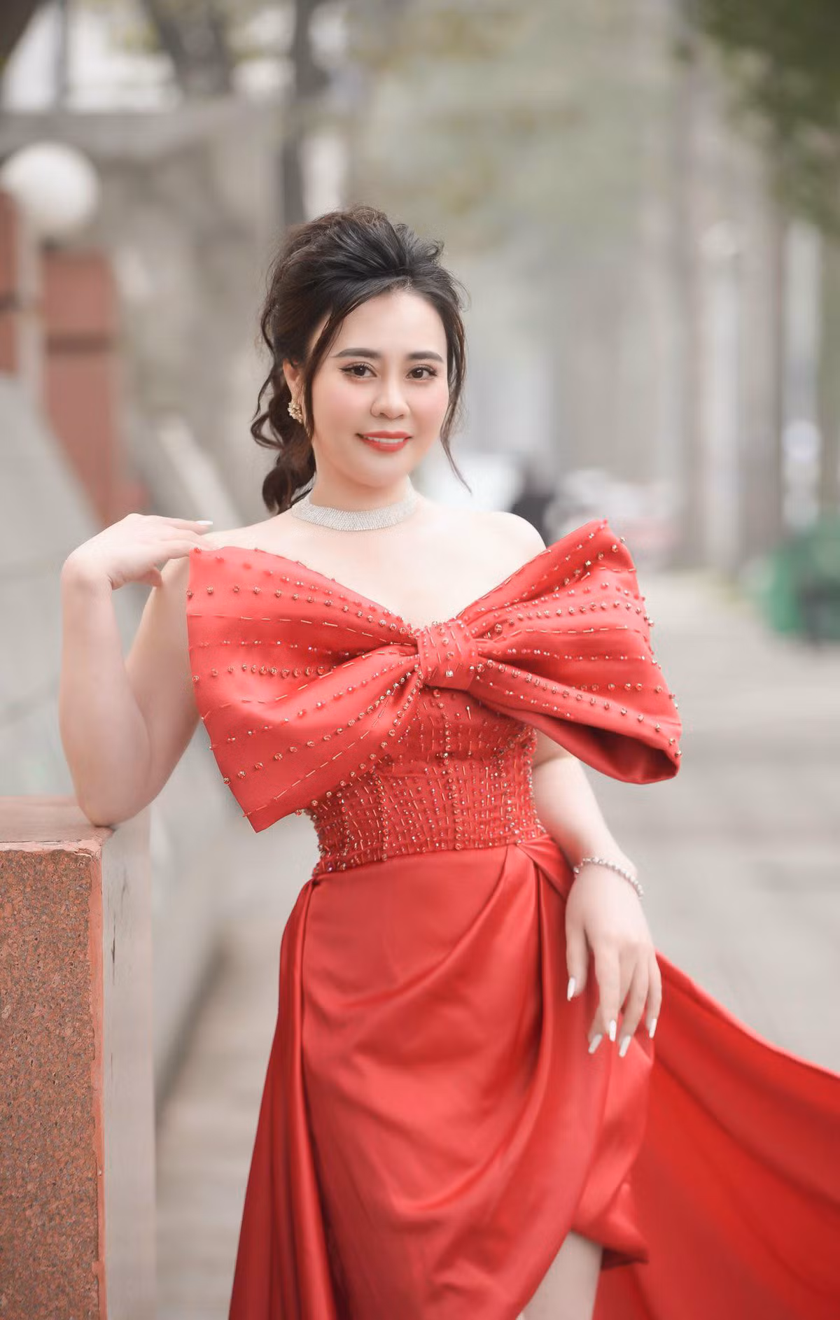 Hoa hau Phan Kim Oanh khoe qua “khung” tu Dubai dip 8/3