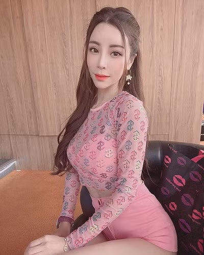 Angel Liya là một hot girl nổi tiếng người Trung Quốc. Cô nàng gây ấn tượng với những đường nét thanh tú và xinh đẹp, khuôn mặt trái xoan nhỏ nhắn, đôi mắt sâu quyến rũ.
