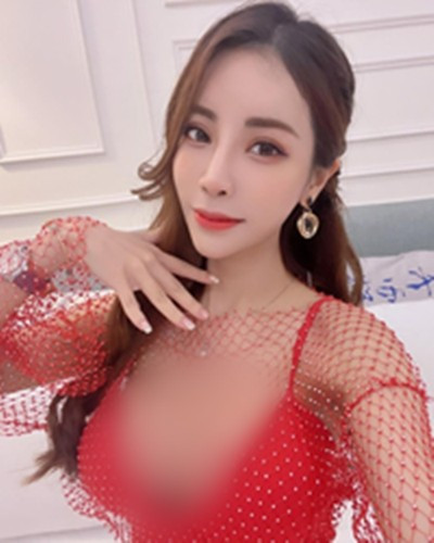 Dáng người rất cao với đôi chân thon và trắng, khí chất thu hút, Angel Liya còn được mệnh danh là thiên thần quyến rũ.