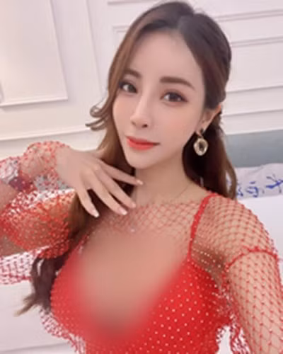 Dáng người rất cao với đôi chân thon và trắng, khí chất thu hút, Angel Liya còn được mệnh danh là thiên thần quyến rũ.