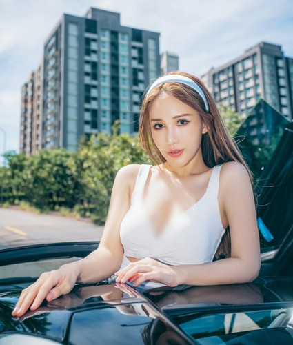 Trên Facebook và IG của Hoa Hoa có hơn 900.000 người theo dõi, yêu thích.