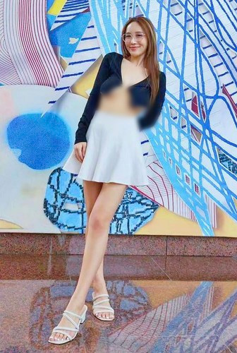 Đa số đều nhận xét rằng, hot girl Hoa Hoa đang cố tình diện đồ hở hang phản cảm, dùng chiêu trò để thu hút sự chú ý, tăng lượng người theo dõi cho mình.