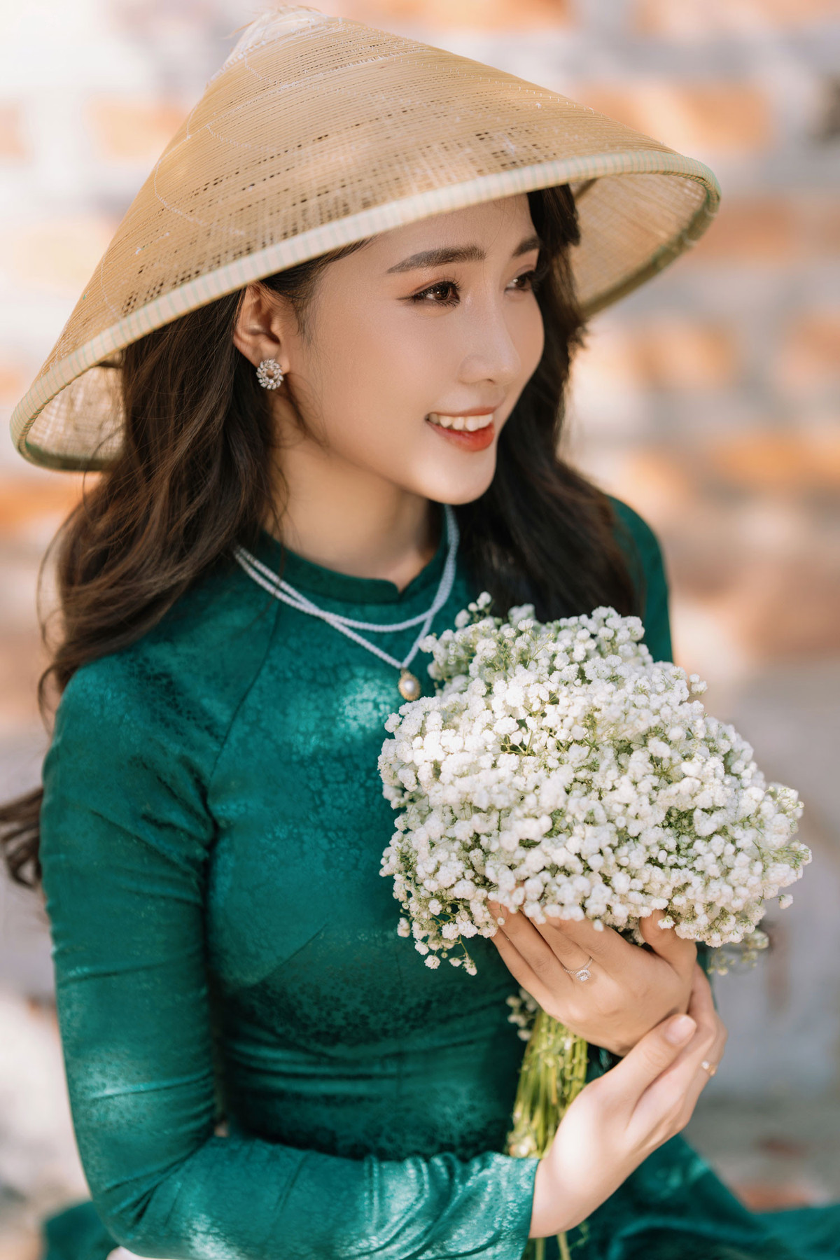 “Nghề MC đòi hỏi sự chuẩn chỉnh trong từng khâu, tôi luôn trong tâm thế chuẩn bị tinh thần vì bản tin có thể thay thế bất cứ lúc nào, kể cả khi đang lên sóng. Giờ giấc làm việc đối với MC cũng thay đổi liên tục, chuyện đi sớm về khuya là bình thường“, cô nói.