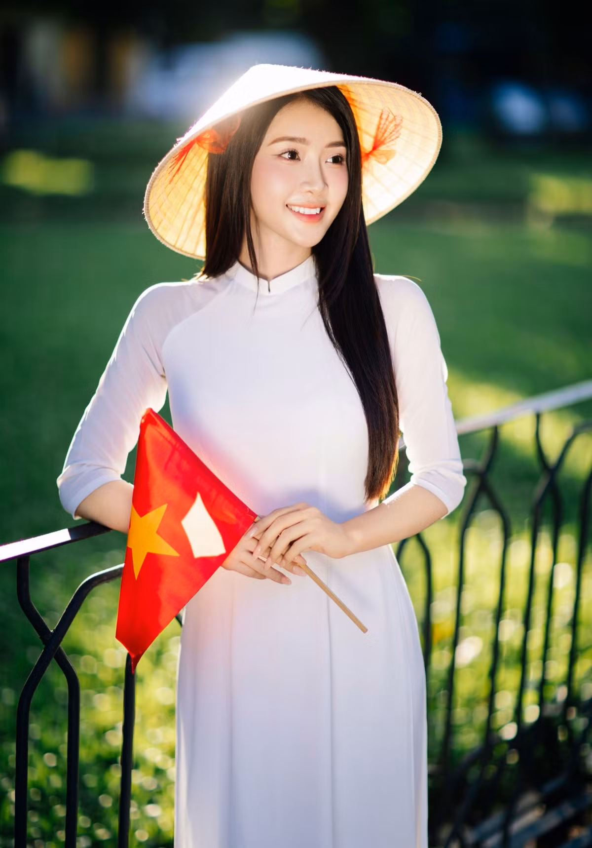 Nữ MC từng lọt Top 5 cuộc thi Hoa khôi VNU (Đại học Quốc gia Hà Nội). Nếu trên truyền hình, 9X thường diện những bộ cánh vest hay áo dài thanh lịch thì ở ngoài đời, cô lại diện trang phục trẻ trung, gần gũi.