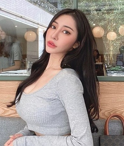 Ngoài việc là một KOL, làm người mẫu bán thời gian, cô nàng còn là một chuyên viên bất động sản, một cô chủ nhỏ kinh doanh về lĩnh vực thời trang.