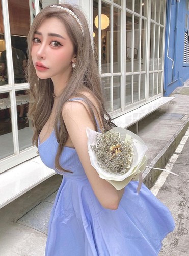 Theo tìm hiểu, Nini là một trong những hot girl rất tài năng người Trung Quốc. Sở hữu khuôn mặt xinh đẹp cùng dáng vóc chữ S bốc lửa, dù xuất hiện ở đâu cô nàng cũng nổi bật.