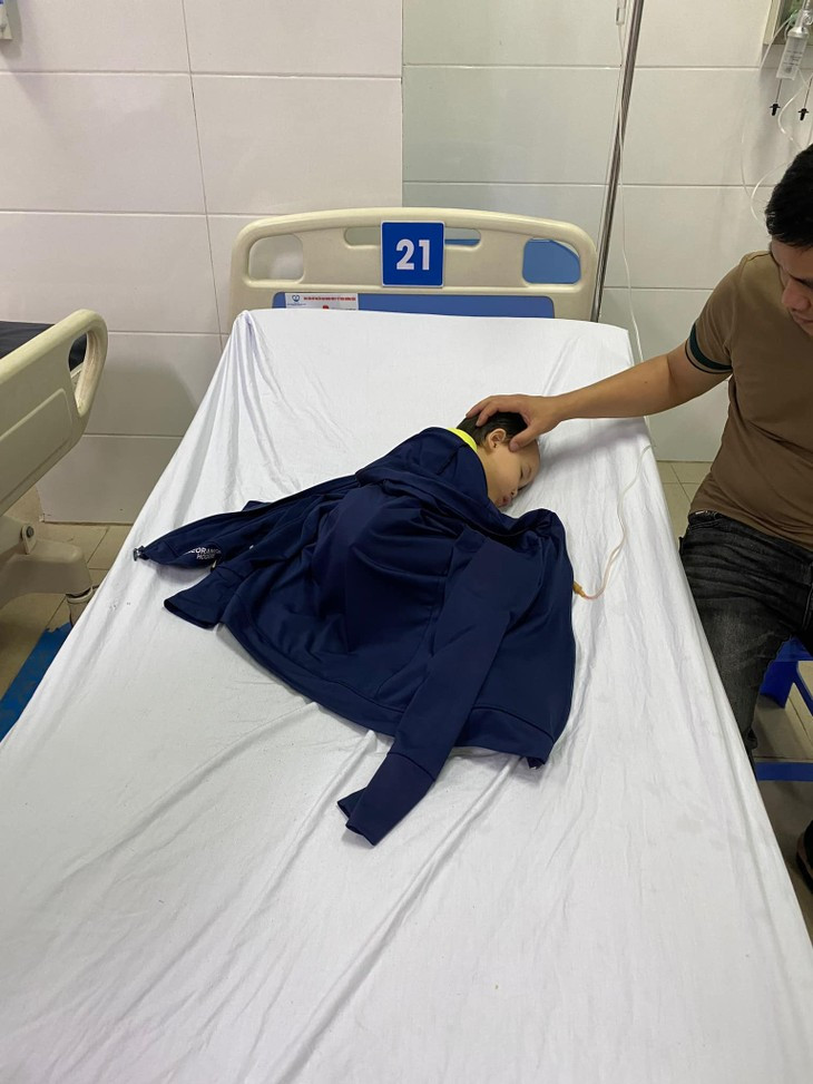 Gap dong xu may tro choi trong thuc quan be gai 3 tuoi