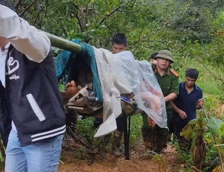 Hai nan nhan duoc khieng cang di bo 15km vao vien cap cuu
