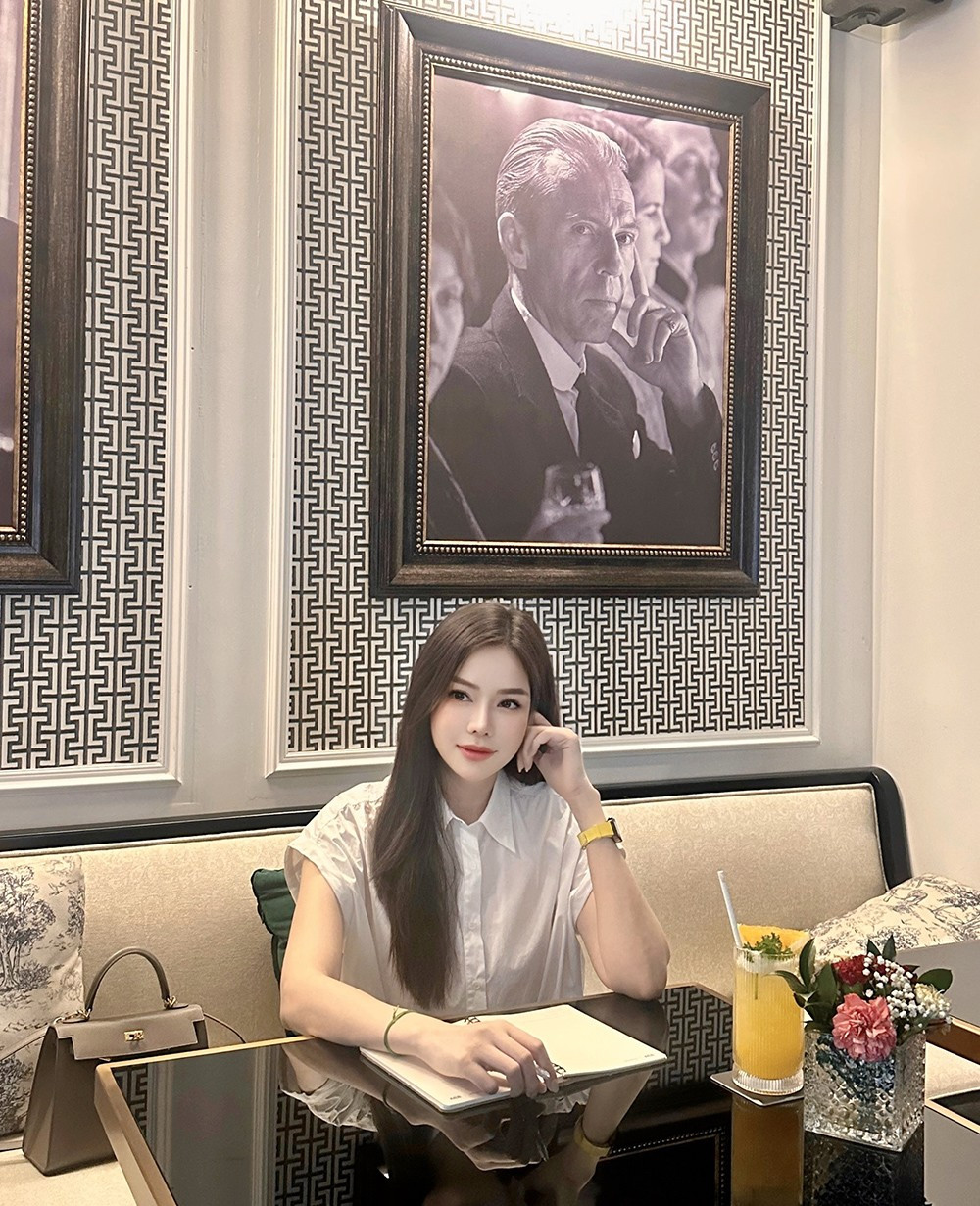 Người đẹp chọn một nhà hàng quen thuộc với không gian yên tĩnh để thuận tiện trò chuyện.