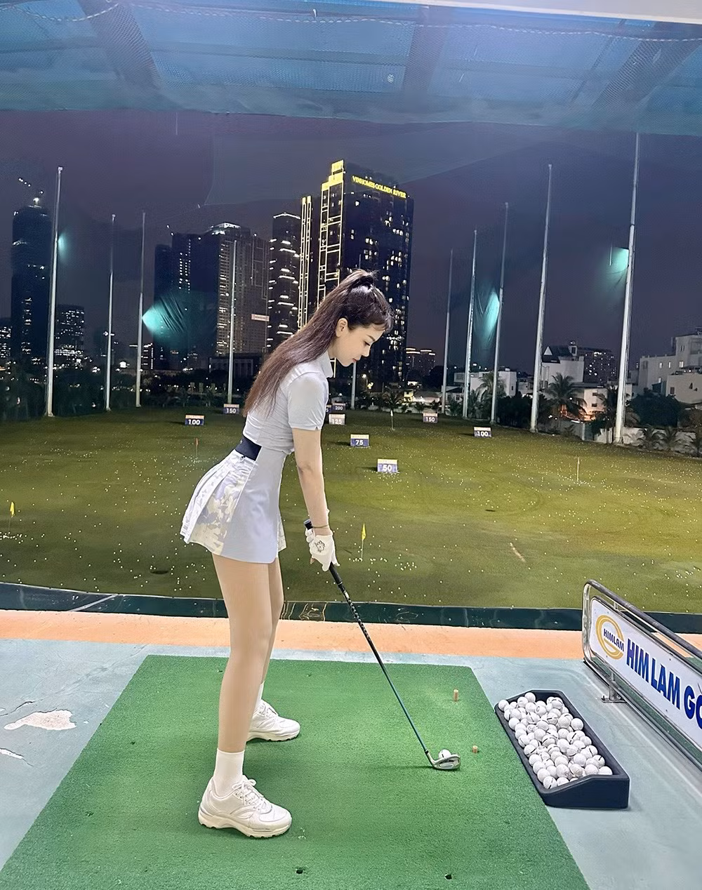 18h: Cuối buổi chiều, người đẹp có lịch chơi golf cùng bạn bè. Dù mới làm quen với môn thể thao này nhưng Đào Lan Phương khá yêu thích và hứng thú.