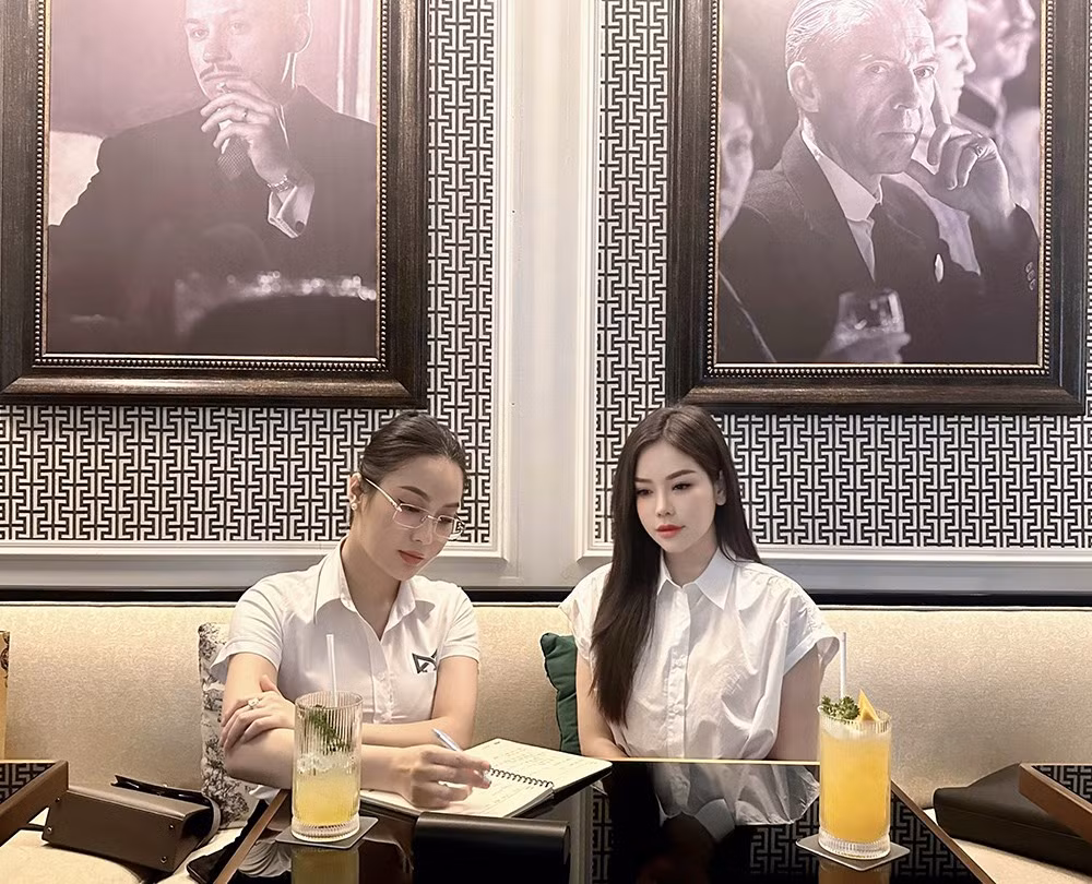 Trưa: Đào Lan Phương thường kết hợp lịch hẹn đối tác, bạn bè và dùng bữa trưa. Hôm nay, cô gặp gỡ luật sư Ánh Võ để nghe tư vấn pháp lý trong công việc kinh doanh bất động sản tại Việt Nam.