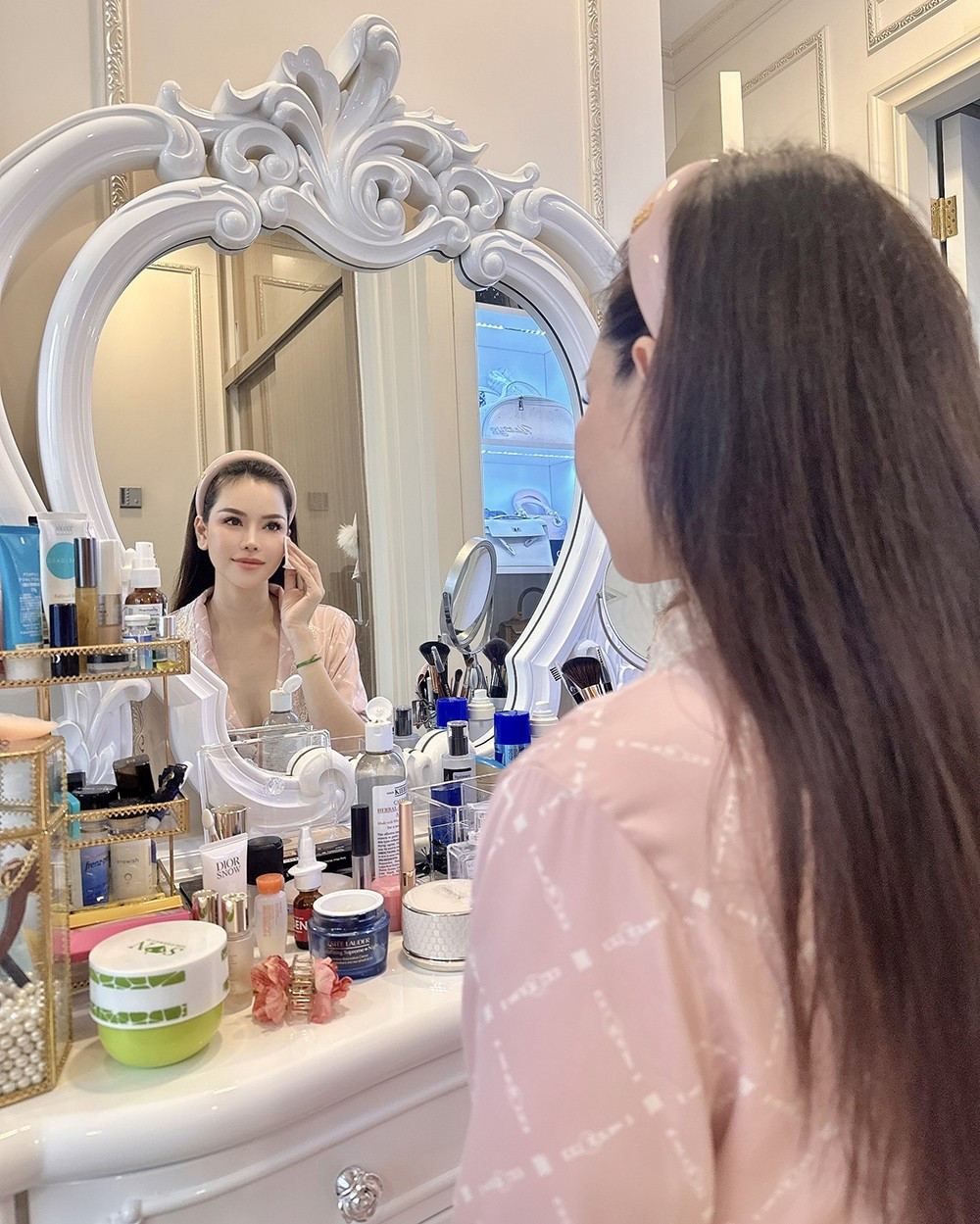 Tối: Dù bận rộn đến đâu, Đào Lan Phương vẫn không quên dành khoảng 30 phút để chăm sóc da các bước cơ bản. Không cầu kỳ về mỹ phẩm nhưng người đẹp rất chú trọng việc làm sạch da để duy trì vẻ săn chắc, sáng khỏe. Trước khi đi ngủ, Đào Lan Phương sẽ tranh thủ trò chuyện online cùng chồng và con gái. Dù ở xa nửa vòng trái đất nhưng mọi hoạt động thường nhật của gia đình vẫn rất gắn bó nhờ sự chia sẻ và động viên tinh thần ấm áp. Cuối tháng 6, chồng và hai con của Đào Lan Phương sẽ về Việt Nam để tận hưởng kỳ nghỉ hè. Cô đang rất háo hức chờ ngày sum họp cùng gia đình nhỏ của mình.