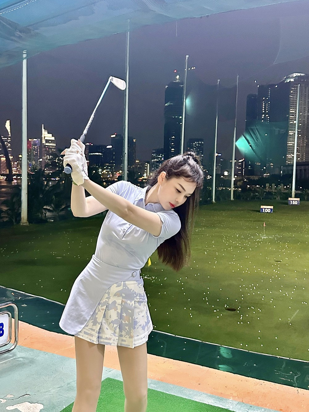 Người đẹp cho biết: “Golf là một môn thể thao mà bạn cần phải đồng bộ rất nhiều cơ bắp cùng lúc đó để có thể đánh quả bóng chính xác và đưa bóng đi đến nơi mình mong muốn. Kinh doanh cũng giống như chơi golf có những điểm chung khiến cho nhiều doanh nhân “nghiện” môn thể thao này”.