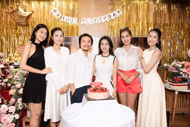 Bên cạnh đó, các hoa á hậu cũng không quên gửi lời chúc cho CEO Phạm Kim Dung trên mạng xã hội, cũng như tặng những bó hoa xinh xắn.