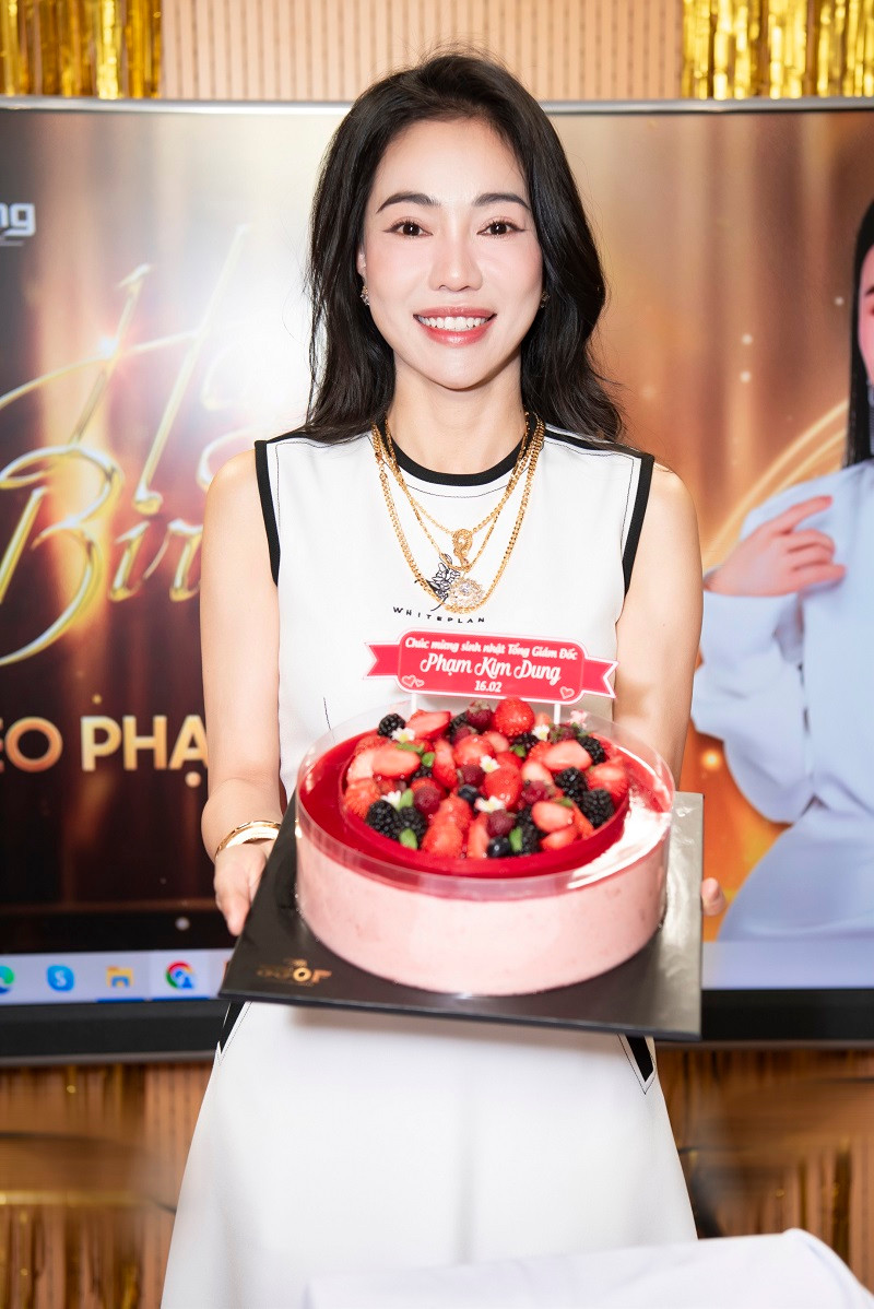 Trong ngày sinh nhật của doanh nhân Phạm Kim Dung, các hoa á hậu đã đến công ty từ sớm để chuẩn bị buổi tiệc chúc mừng "bà trùm hoa hậu".