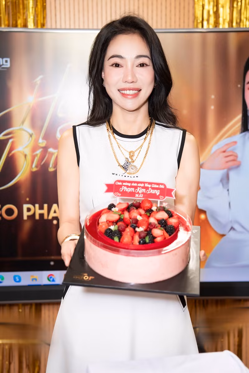 Trong ngày sinh nhật của doanh nhân Phạm Kim Dung, các hoa á hậu đã đến công ty từ sớm để chuẩn bị buổi tiệc chúc mừng "bà trùm hoa hậu".