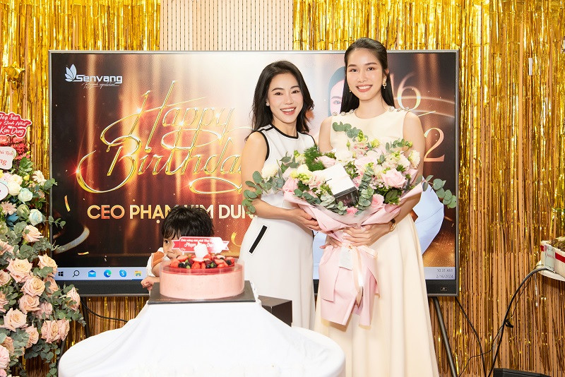 Á hậu Phương Anh tặng 1 bó hoa hồng cùng 1 chai nước hoa.