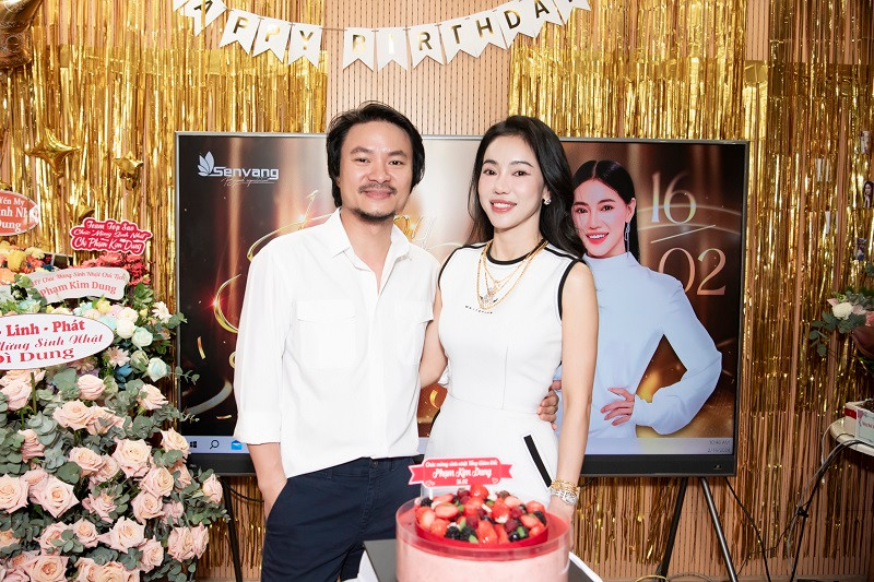 Trên trang cá nhân, đạo diễn Hoàng Nhật Nam cũng dành những lời chúc ngọt ngào cho bà xã của mình: “Chúc mừng sinh nhật bà xã yêu Phạm Kim Dung. Chúng ta đã cùng nhau nắm tay chúc mừng rất nhiều lần sinh nhật rồi, nhưng với anh cảm xúc vẫn mãi như lần đầu tiên. Cảm ơn em đã đến và đồng hành cùng anh trên chuyến hành trình này. Chúc em tuổi mới luôn xinh đẹp, vui vẻ, luôn hạnh phúc bên gia đình nhỏ của chúng ta và thành công rực rỡ trong công việc. Yêu em nhiều".