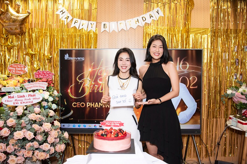 Trong phần khui quà, Hoa hậu Đoàn Thiên Ân cùng á hậu Ngọc Hằng tặng “tâm thư" xin đưa quà sau vì quà vẫn đang trên đường tới.